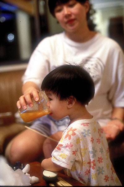 shi'en drinks orange juice