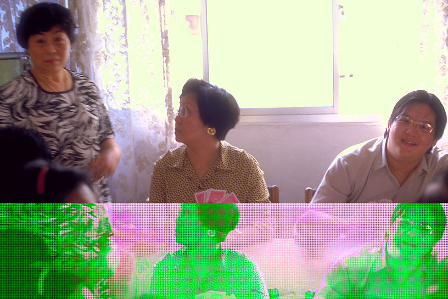 gin rummy: cousin yong cheh (left), patricia ling (middle), kong wen (right), aunty michelle (front left)